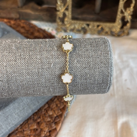 Gold and White Clover Bracelet - Picture 1 of 1